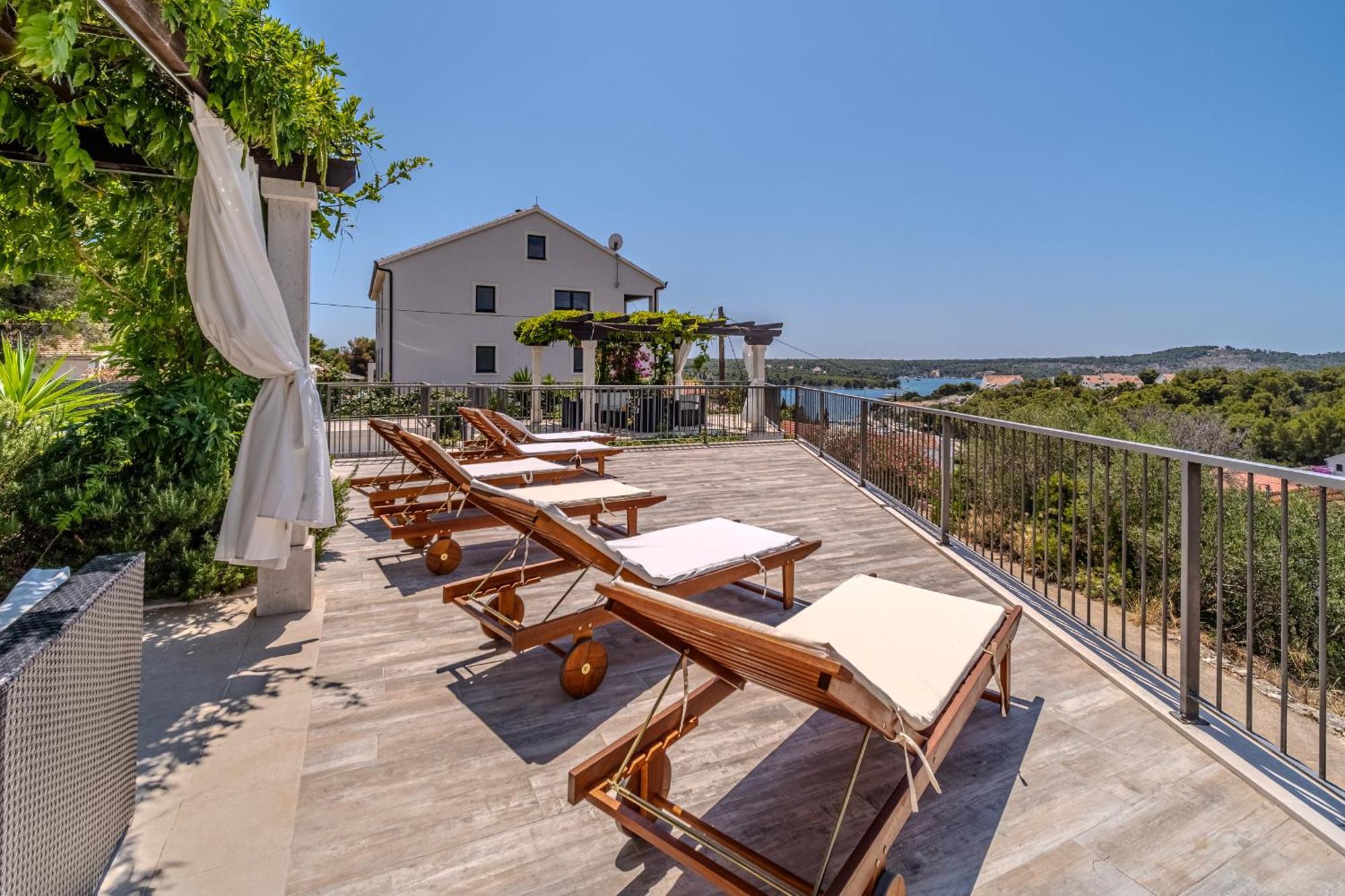 Villa Julia With Heated Pool, Ideal For Large Groups Milna  Eksteriør bilde