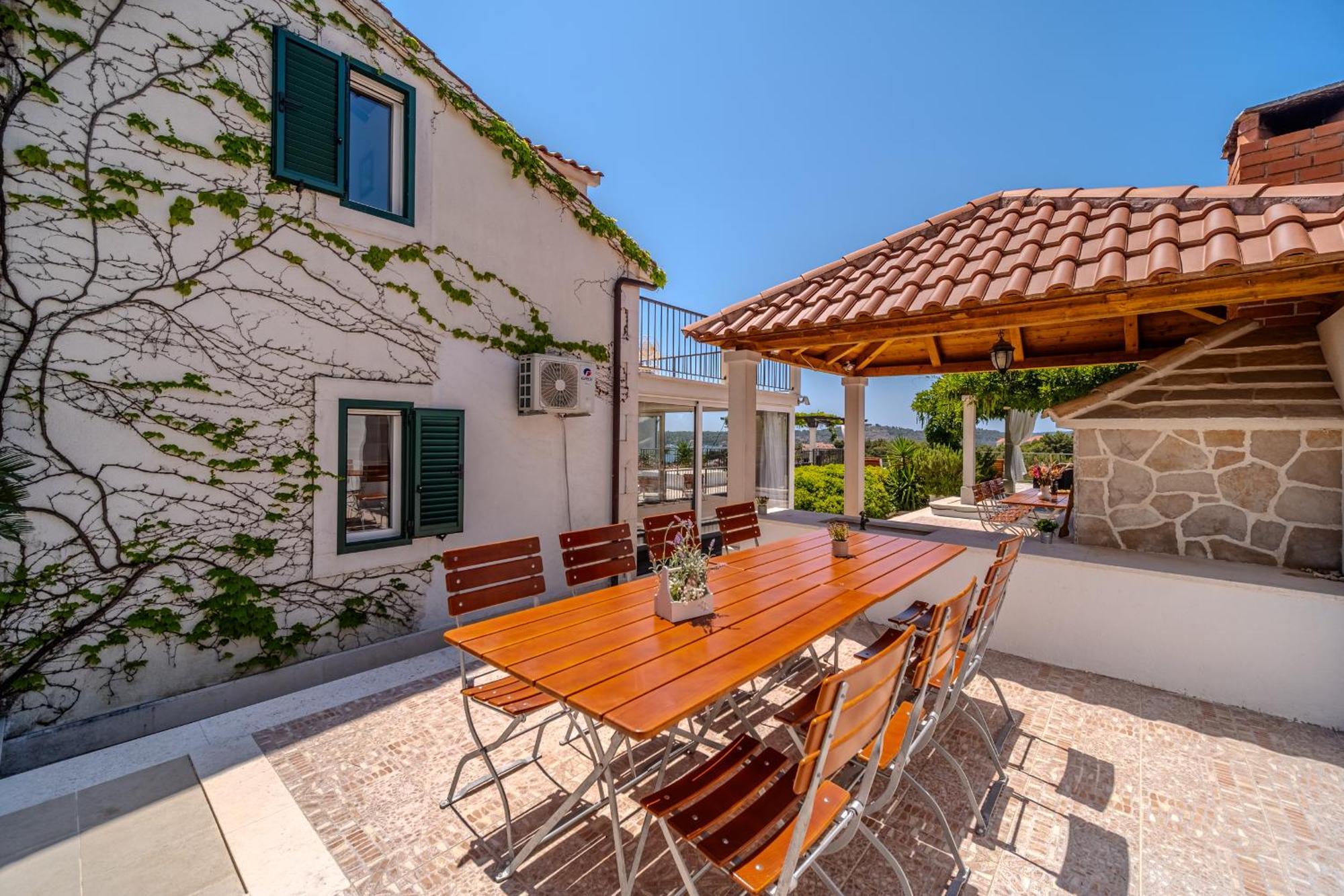 Villa Julia With Heated Pool, Ideal For Large Groups Milna  Eksteriør bilde
