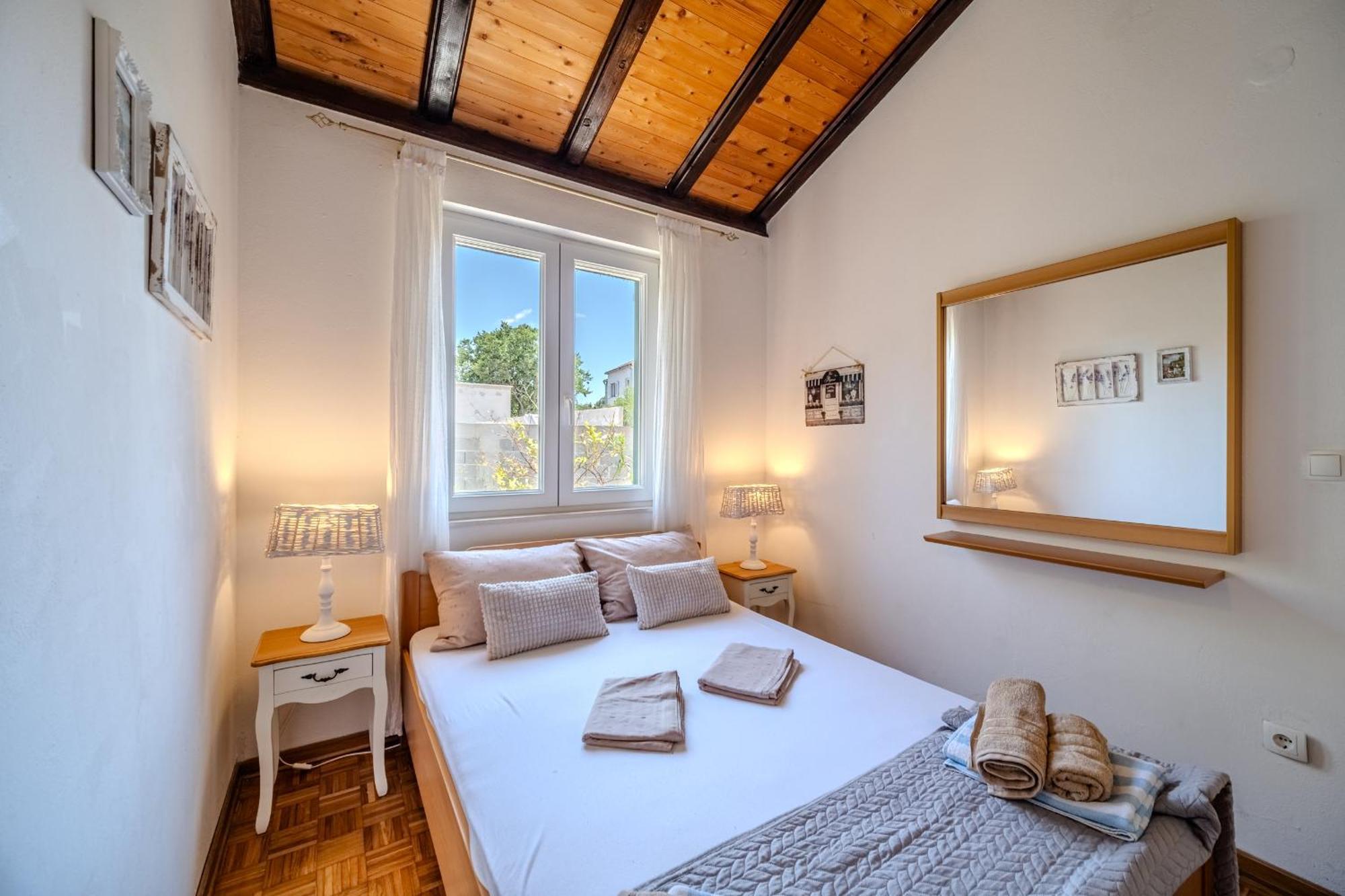 Villa Julia With Heated Pool, Ideal For Large Groups Milna  Eksteriør bilde