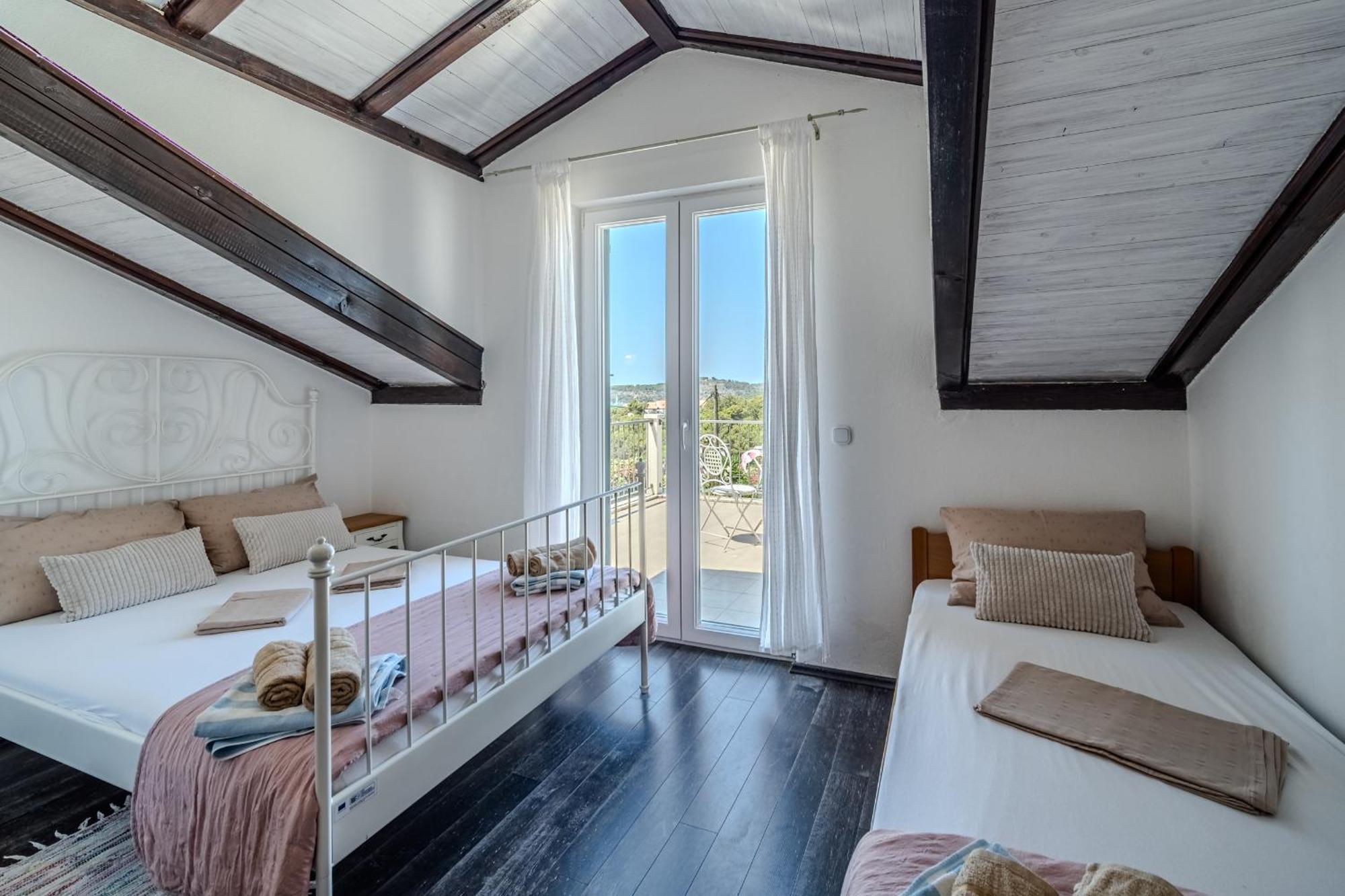 Villa Julia With Heated Pool, Ideal For Large Groups Milna  Eksteriør bilde